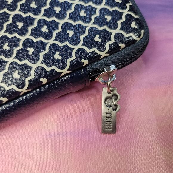 Disney Mickey Mouse Print D-Tech Electronics Zip Case with Wrist Strap - Picture 4 of 12